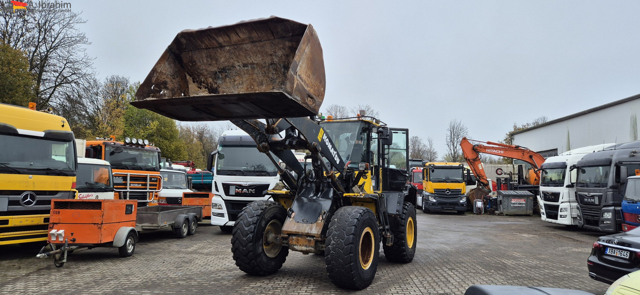Komatsu WA 250 Zustand technisch ok, optisch 3-4 Unterlagen vorhanden - Cargadora de ruedas: foto 1 Komatsu WA 250 Zustand technisch ok, optisch 3-4 Unterlagen vorhanden - Cargadora de ruedas: foto 1