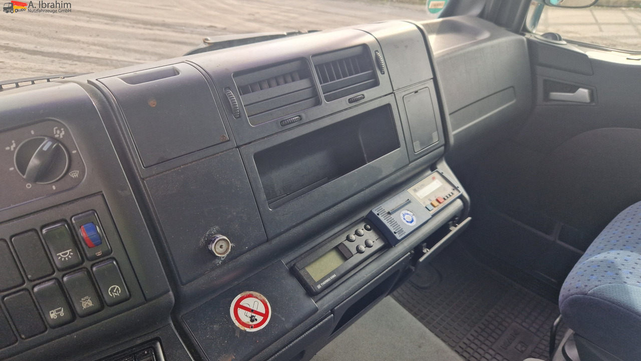 MAN 8.180 Thermokingkühlung - 30 ° sauber, 3. Gang kratzt, voll fahrbereit - Camión frigorífico: foto 3 MAN 8.180 Thermokingkühlung - 30 ° sauber, 3. Gang kratzt, voll fahrbereit - Camión frigorífico: foto 3