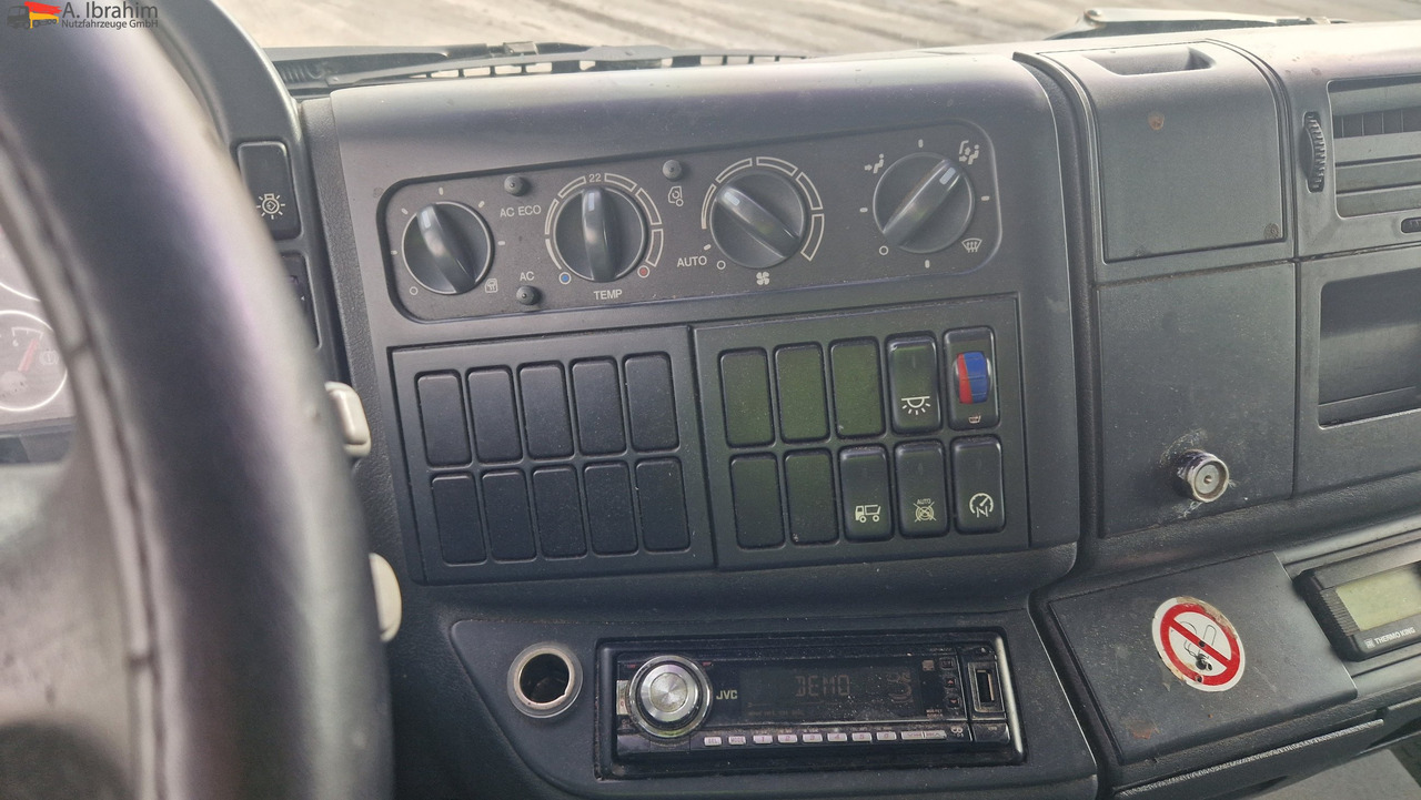 MAN 8.180 Thermokingkühlung - 30 ° sauber, 3. Gang kratzt, voll fahrbereit - Camión frigorífico: foto 2 MAN 8.180 Thermokingkühlung - 30 ° sauber, 3. Gang kratzt, voll fahrbereit - Camión frigorífico: foto 2