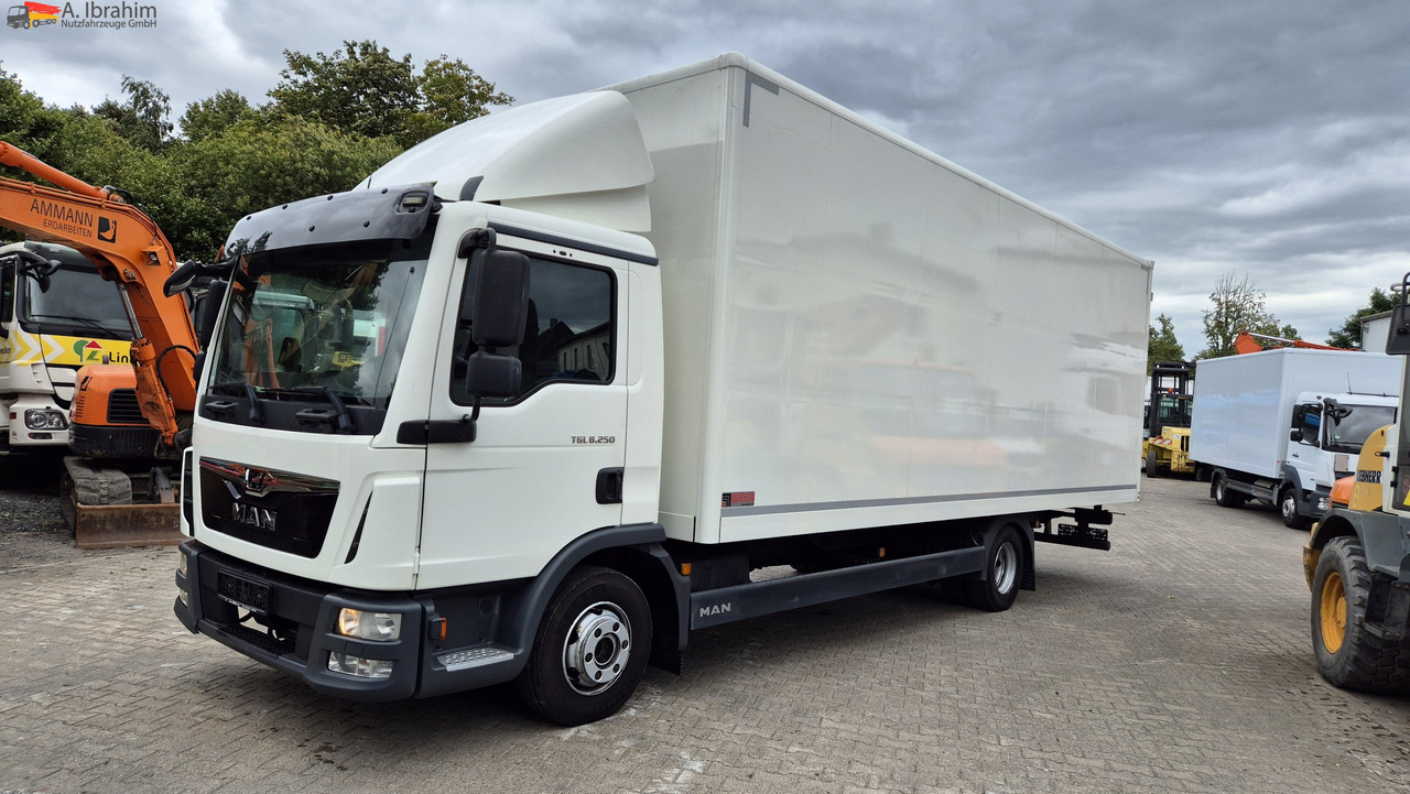 MAN 8.250 7,30 m Koffer, Navi, Topzustand - Furgoneta caja cerrada: foto 1 MAN 8.250 7,30 m Koffer, Navi, Topzustand - Furgoneta caja cerrada: foto 1