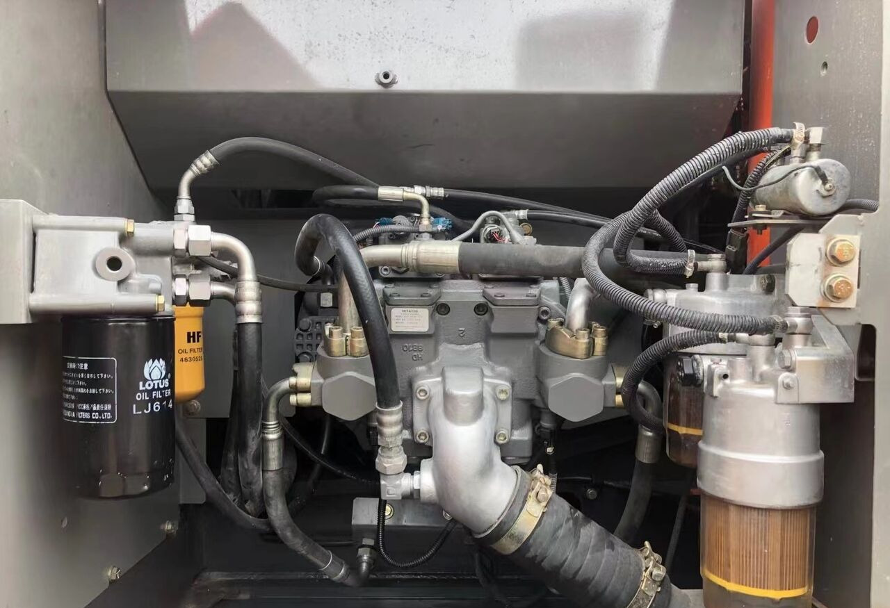 Hitachi ZX200-3 - Excavadora de cadenas: foto 1 Hitachi ZX200-3 - Excavadora de cadenas: foto 1