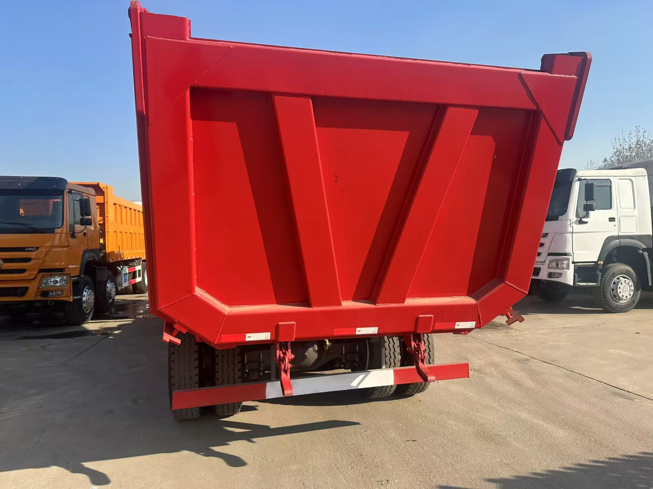 Howo HAOHAN DUMP TRUCK 8X4 - Camión volquete: foto 3 Howo HAOHAN DUMP TRUCK 8X4 - Camión volquete: foto 3