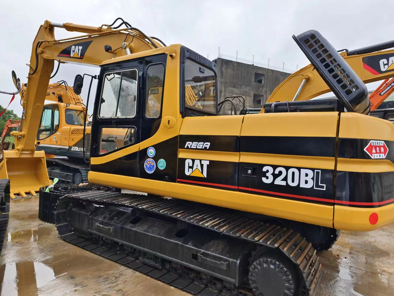 CATERPILLAR 320BL - Excavadora de cadenas: foto 1 CATERPILLAR 320BL - Excavadora de cadenas: foto 1