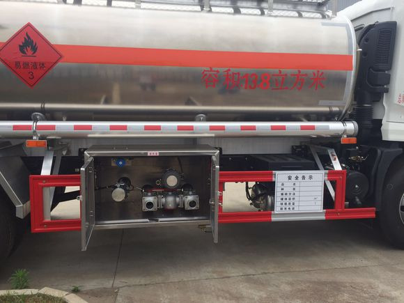 DONGFENG Tank truck - Camión cisterna: foto 4 DONGFENG Tank truck - Camión cisterna: foto 4