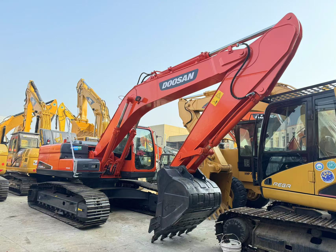 DOOSAN DX225 - Excavadora de cadenas: foto 1 DOOSAN DX225 - Excavadora de cadenas: foto 1