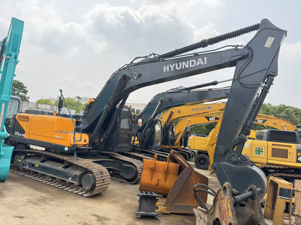 HYUNDAI R220LC-9S - Excavadora de cadenas: foto 1 HYUNDAI R220LC-9S - Excavadora de cadenas: foto 1