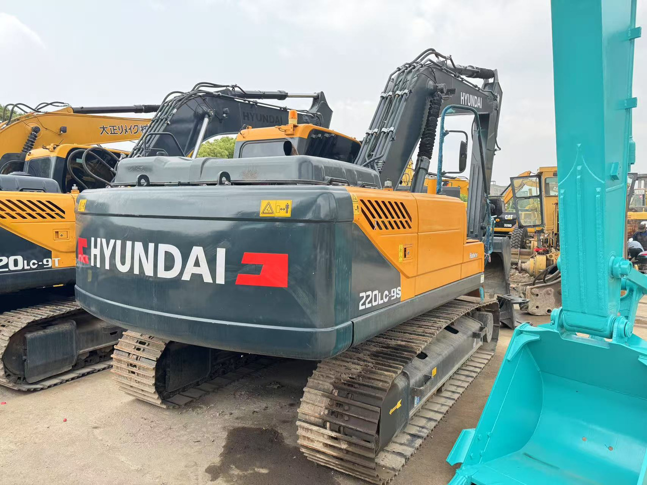 HYUNDAI R220LC-9S - Excavadora de cadenas: foto 2 HYUNDAI R220LC-9S - Excavadora de cadenas: foto 2