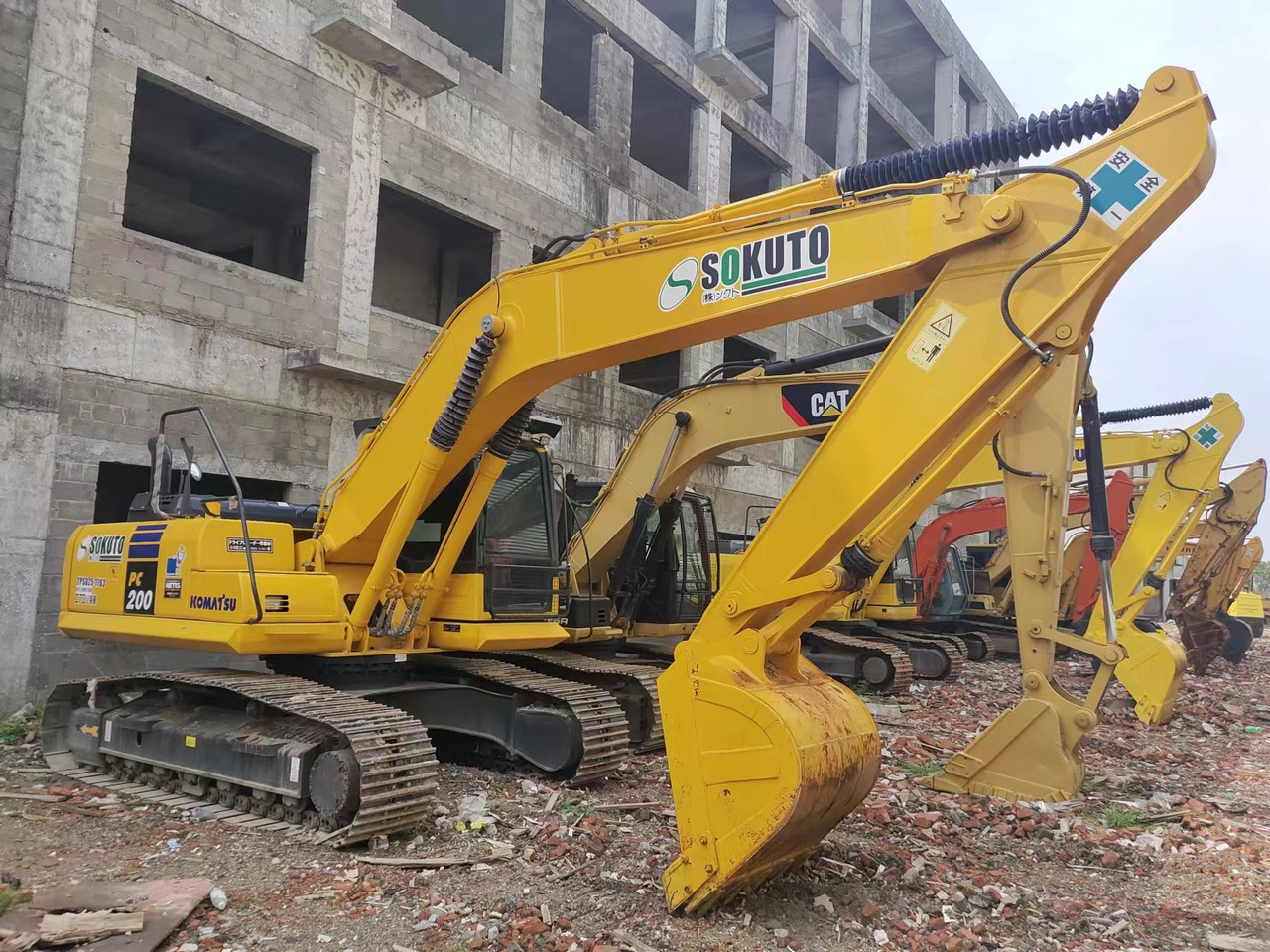 KOMATSU PC200-8N1 - Excavadora de cadenas: foto 2 KOMATSU PC200-8N1 - Excavadora de cadenas: foto 2