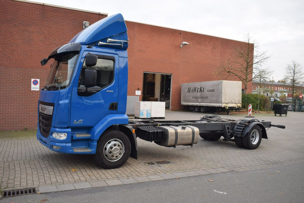 DAF LF 280 Fahrgestell Klima Navi 8-Gang ACC AHK - Camión chasis: foto 2 DAF LF 280 Fahrgestell Klima Navi 8-Gang ACC AHK - Camión chasis: foto 2