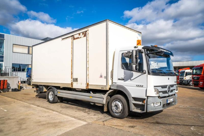Mercedes ATEGO 1222 + D'HOLLANDIA 1.5T - Camión caja cerrada: foto 2 Mercedes ATEGO 1222 + D'HOLLANDIA 1.5T - Camión caja cerrada: foto 2