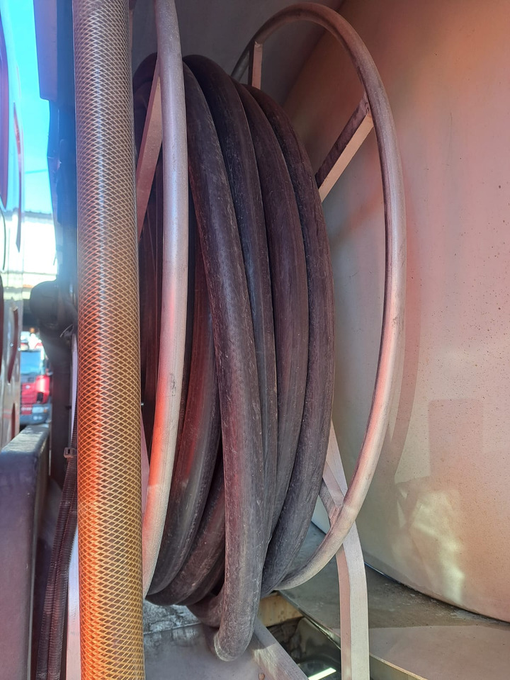 RENAULT MIDLUM 270 - Camión cisterna: foto 3 RENAULT MIDLUM 270 - Camión cisterna: foto 3