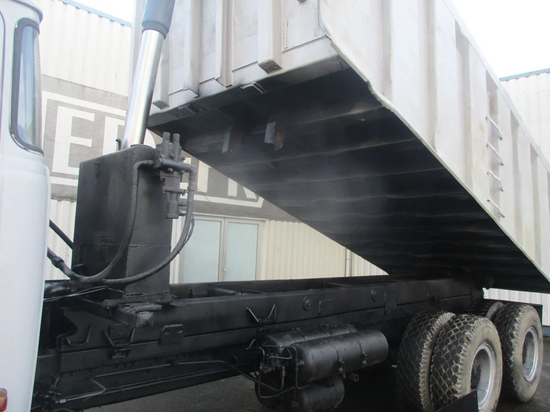 Camión volquete MAN 32.240 , Manual , 6x4 , Tipper truck , Spring suspension: foto 9