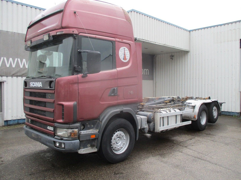 Foto del interior 2: Camión multibasculante Scania R124-420 6x2 , Manual , Intarder , Airco , haakarm truck