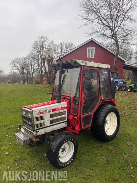 1989 SHIBAURA Stiger 2540 - 4 hjulstrekk - høy og lav serie - Tractor: foto 1 1989 SHIBAURA Stiger 2540 - 4 hjulstrekk - høy og lav serie - Tractor: foto 1