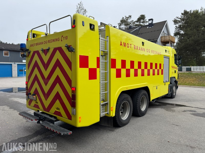 Camión de bomberos 2002 Scania R164 tankbil med masse utstyr. 6X4: foto 6