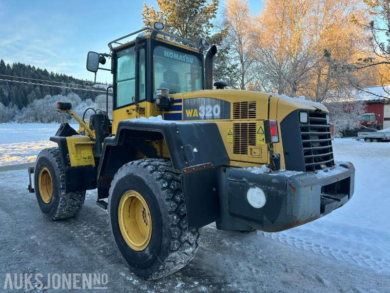 2004 Kobelco WA320-5h Hullaster - pallegaffel og skuffe - Cargadora de ruedas: foto 4 2004 Kobelco WA320-5h Hullaster - pallegaffel og skuffe - Cargadora de ruedas: foto 4