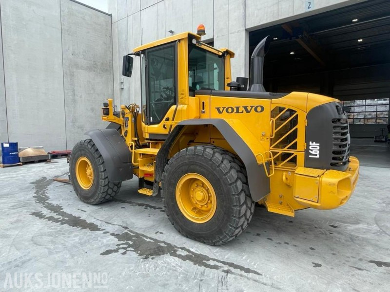 2011 VOLVO L60F HJULLASTER - SPAKSTYRING - NYE DEKK - BBS - 3-4 FUNKSJON - PALLEGAFLER - SKUFFE - KAMERA - MYE PÅKOSTET! - Cargadora de ruedas: foto 4 2011 VOLVO L60F HJULLASTER - SPAKSTYRING - NYE DEKK - BBS - 3-4 FUNKSJON - PALLEGAFLER - SKUFFE - KAMERA - MYE PÅKOSTET! - Cargadora de ruedas: foto 4