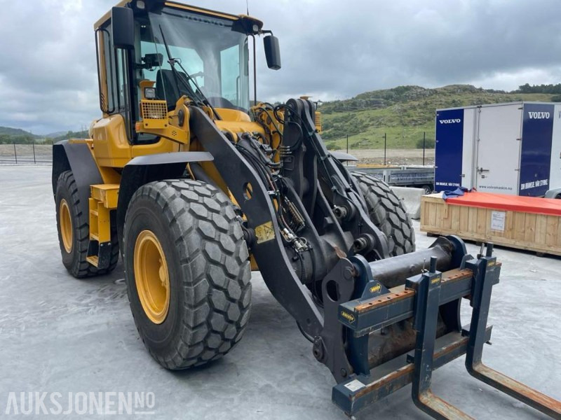 2011 VOLVO L60F HJULLASTER - SPAKSTYRING - NYE DEKK - BBS - 3-4 FUNKSJON - PALLEGAFLER - SKUFFE - KAMERA - MYE PÅKOSTET! - Cargadora de ruedas: foto 2 2011 VOLVO L60F HJULLASTER - SPAKSTYRING - NYE DEKK - BBS - 3-4 FUNKSJON - PALLEGAFLER - SKUFFE - KAMERA - MYE PÅKOSTET! - Cargadora de ruedas: foto 2