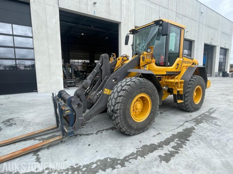 2011 VOLVO L60F HJULLASTER - SPAKSTYRING - NYE DEKK - BBS - 3-4 FUNKSJON - PALLEGAFLER - SKUFFE - KAMERA - MYE PÅKOSTET! - Cargadora de ruedas: foto 1 2011 VOLVO L60F HJULLASTER - SPAKSTYRING - NYE DEKK - BBS - 3-4 FUNKSJON - PALLEGAFLER - SKUFFE - KAMERA - MYE PÅKOSTET! - Cargadora de ruedas: foto 1