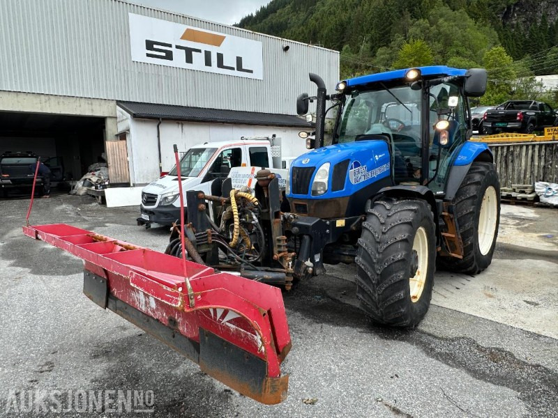 2015 New Holland T6.140 m/snøplog og strøkasse, 1789 timer - Tractor: foto 1 2015 New Holland T6.140 m/snøplog og strøkasse, 1789 timer - Tractor: foto 1
