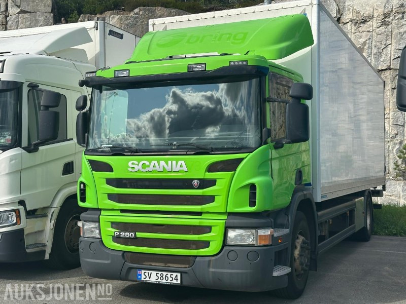 2015 Scania P-serie 280 4*2 - skapbil med løftelem og ryggekamera - Camión caja cerrada: foto 1 2015 Scania P-serie 280 4*2 - skapbil med løftelem og ryggekamera - Camión caja cerrada: foto 1