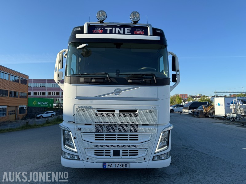2016 Volvo FH540 6x2 – 458.000 km / 3-kammers tank / VBG hengerfeste - Camión cisterna: foto 3 2016 Volvo FH540 6x2 – 458.000 km / 3-kammers tank / VBG hengerfeste - Camión cisterna: foto 3