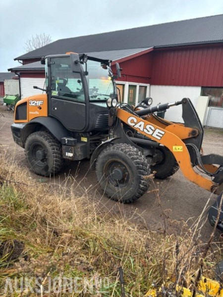 2018 Case 321F hjullaster - Universalskuffe - Hydraulisk pallegafler - Stark relax v-plog - kun 1798 timer - Cargadora de ruedas: foto 2 2018 Case 321F hjullaster - Universalskuffe - Hydraulisk pallegafler - Stark relax v-plog - kun 1798 timer - Cargadora de ruedas: foto 2