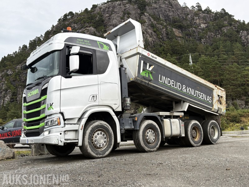 2018 Scania R500 tippbil - 8X4 - Istrail m/hydraulisk stor baklem - rullestolheis - MYE utstyr på denne bilen - Camión volquete: foto 1 2018 Scania R500 tippbil - 8X4 - Istrail m/hydraulisk stor baklem - rullestolheis - MYE utstyr på denne bilen - Camión volquete: foto 1