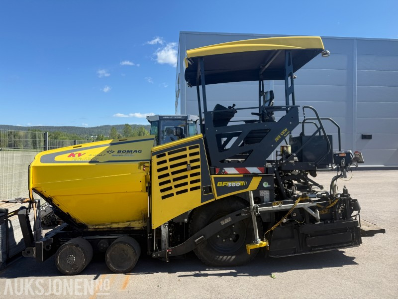 Bomag BF 300 P-2 Asfaltlegger - 54,6 kW - med 25cm utvidersett til screed og ekstra screedplatesett - Equipo de construcción: foto 2 Bomag BF 300 P-2 Asfaltlegger - 54,6 kW - med 25cm utvidersett til screed og ekstra screedplatesett - Equipo de construcción: foto 2