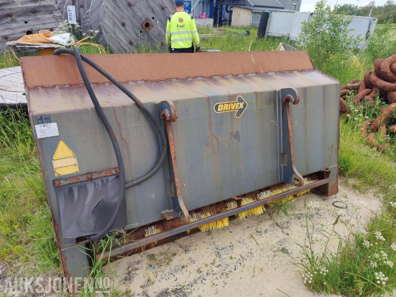 2010 DRIVEX Sandspredeskuffe med BM feste - Implemento para Maquinaria de construcción: foto 1 2010 DRIVEX Sandspredeskuffe med BM feste - Implemento para Maquinaria de construcción: foto 1