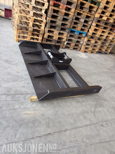 2025 Avrettingsbjelke for gravemaskin - S50 feste - Bredde 2000 mm - Implemento para Maquinaria de construcción: foto 2 2025 Avrettingsbjelke for gravemaskin - S50 feste - Bredde 2000 mm - Implemento para Maquinaria de construcción: foto 2
