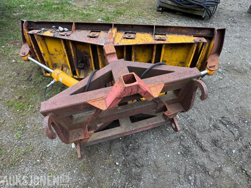 Hydraulisk Brøyteskjær til traktor og hjullaster - bredde 2720 mm - Volvo BM og Triangelfeste - Maquinaria agrícola: foto 4 Hydraulisk Brøyteskjær til traktor og hjullaster - bredde 2720 mm - Volvo BM og Triangelfeste - Maquinaria agrícola: foto 4