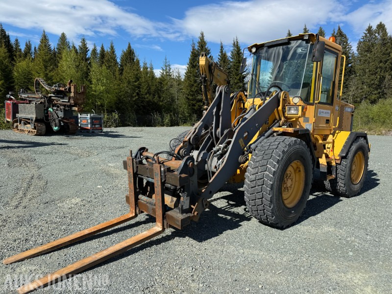 VOLVO L50D Hjullaster m/ pallegaffel og ny skuff - Cargadora de ruedas: foto 1 VOLVO L50D Hjullaster m/ pallegaffel og ny skuff - Cargadora de ruedas: foto 1