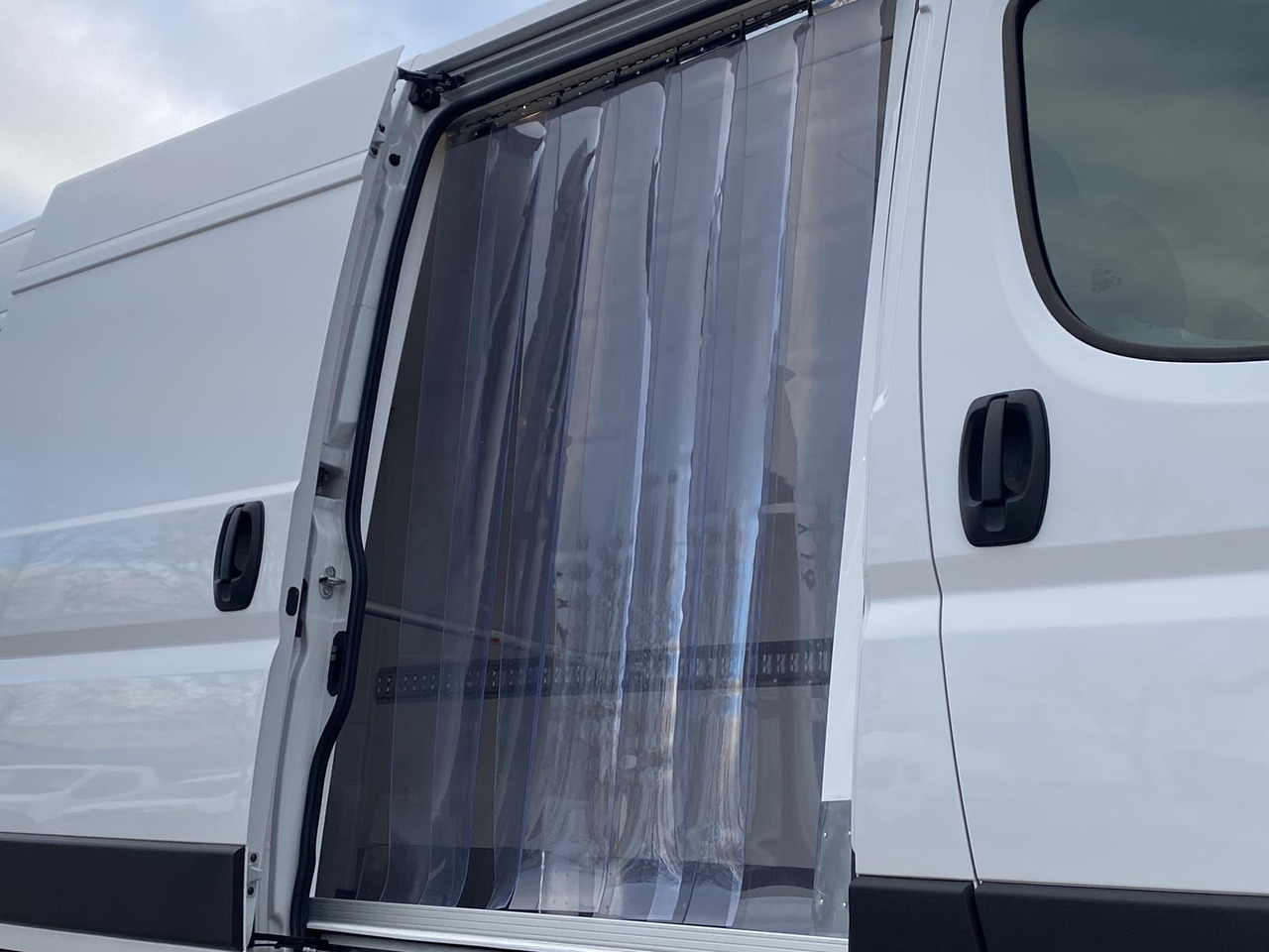 FIAT DUCATO L3H2 180PS BASE HEAVY / FRISCHDIENST + XARIOS 300 12-380V + Heizung - Furgoneta frigorifica: foto 5 FIAT DUCATO L3H2 180PS BASE HEAVY / FRISCHDIENST + XARIOS 300 12-380V + Heizung - Furgoneta frigorifica: foto 5