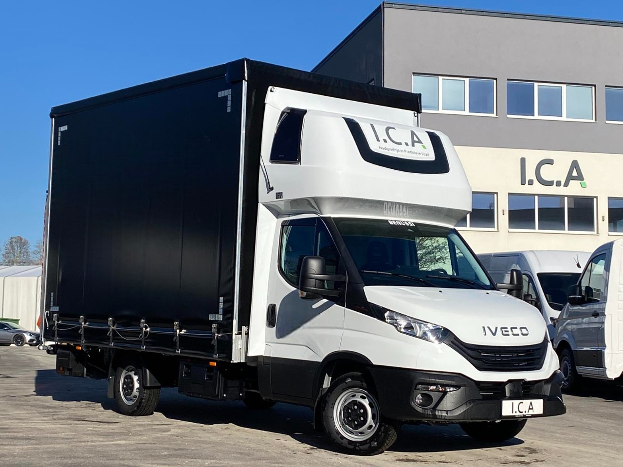 IVECO DAILY 35S18HP D30C | PRITSCHE PLANE + SCHLAFKABINE + LADERAMPE - Furgoneta con lona: foto 1 IVECO DAILY 35S18HP D30C | PRITSCHE PLANE + SCHLAFKABINE + LADERAMPE - Furgoneta con lona: foto 1