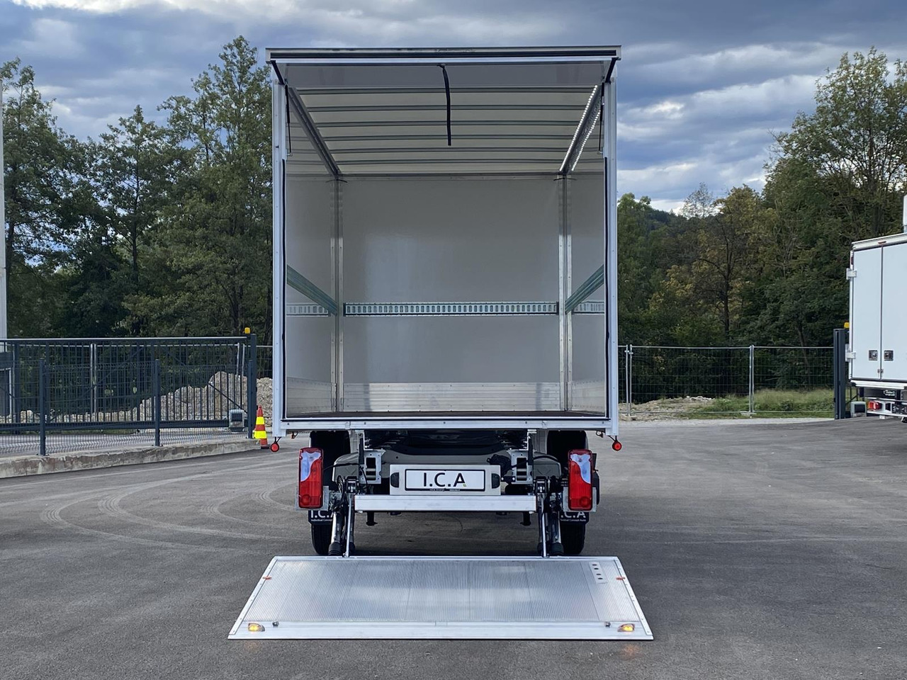 Furgoneta caja cerrada nuevo MAN TGE 3.180 RS4490 1+2, 180PS, 2.0L | ALU-BOX 4200mm + LADERAMPE: foto 8 Furgoneta caja cerrada nuevo MAN TGE 3.180 RS4490 1+2, 180PS, 2.0L | ALU-BOX 4200mm + LADERAMPE: foto 8