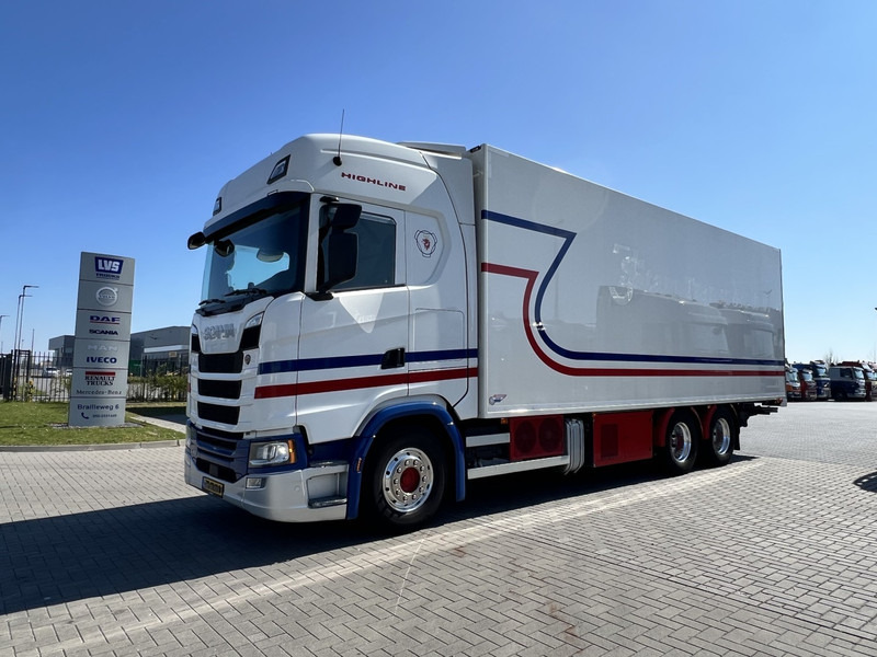 Scania S450 NGT 6x2 Koelwagen Retarder / Dhollandia / Bloenenmaat - Camión frigorífico: foto 1 Scania S450 NGT 6x2 Koelwagen Retarder / Dhollandia / Bloenenmaat - Camión frigorífico: foto 1