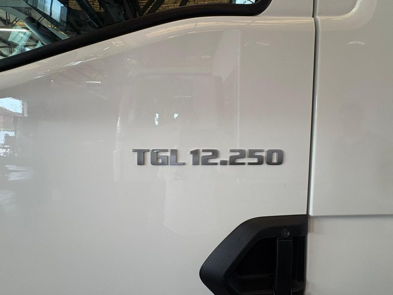 Camión caja cerrada CUBO CON PEDANA 4x2 250hp MAN TGL 12.250 4x2 BL CH: foto 9