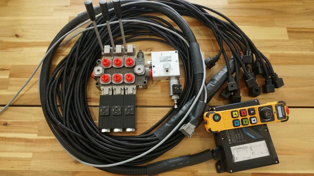 Monoblock hydraulic valve Galtech 3 sections 60 l/min 15 gpm 12 V + Remote radio Palfinger, Hiab, Fassi - Maquinaria de construcción: foto 4 Monoblock hydraulic valve Galtech 3 sections 60 l/min 15 gpm 12 V + Remote radio Palfinger, Hiab, Fassi - Maquinaria de construcción: foto 4