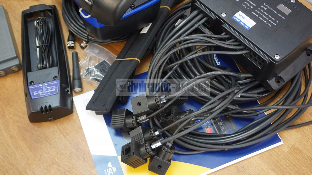 Scanreco RC 400 Radio Remote Control with 4 Functions with Actuators 12/24V for HIAB - Maquinaria de construcción: foto 4 Scanreco RC 400 Radio Remote Control with 4 Functions with Actuators 12/24V for HIAB - Maquinaria de construcción: foto 4