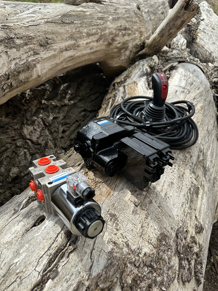 Walvoil SDM/DLM with 3rd function Case IH, International Harvester, John Deere, Kubota - Cargador frontal para tractor para Cargador frontal para tractor: foto 1 Walvoil SDM/DLM with 3rd function Case IH, International Harvester, John Deere, Kubota - Cargador frontal para tractor para Cargador frontal para tractor: foto 1