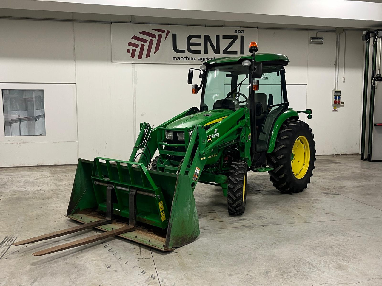 JOHN DEERE 4066 R ( IDROSTATICO ) - Tractor: foto 2 JOHN DEERE 4066 R ( IDROSTATICO ) - Tractor: foto 2