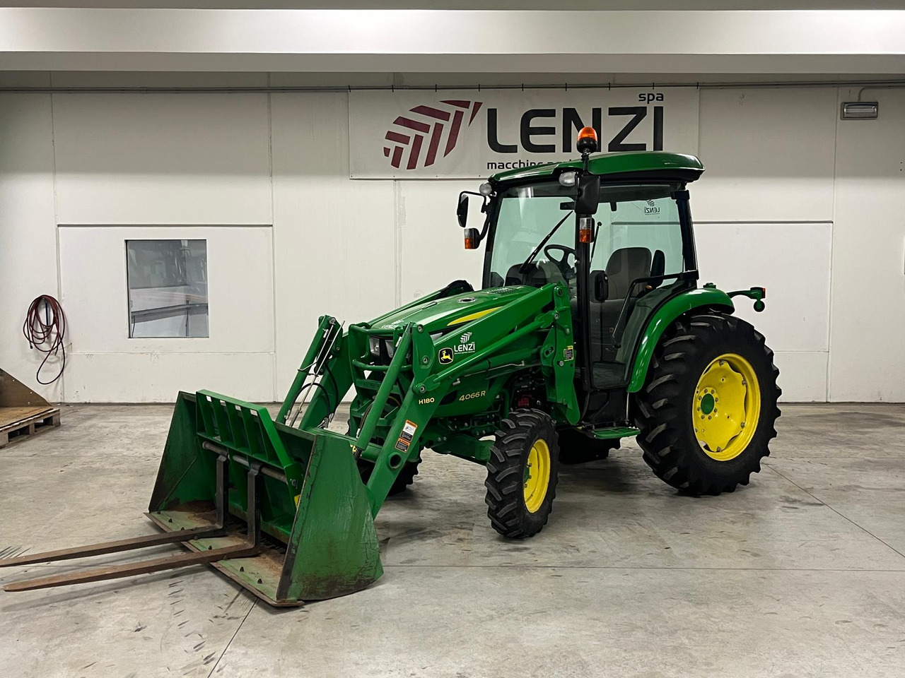 JOHN DEERE 4066 R ( IDROSTATICO ) - Tractor: foto 1 JOHN DEERE 4066 R ( IDROSTATICO ) - Tractor: foto 1