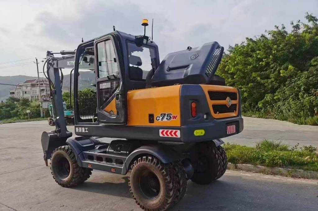 新源 75 - Excavadora de ruedas: foto 3 新源 75 - Excavadora de ruedas: foto 3