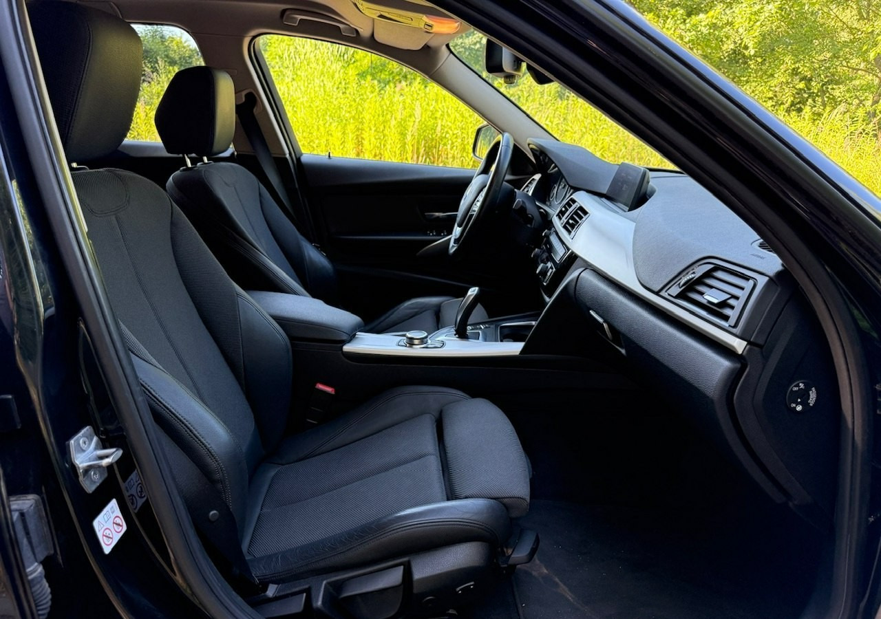 Coche familiar BMW SERIA 3 V (F30/F31/F34) BMW SERIA 3 318d 150KM Automat SportLine*AdaptiveLed*Navi*Półskóra*SerwisBMW* FV: foto 19