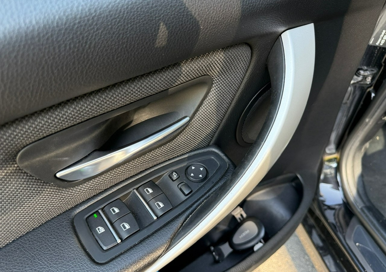 Coche familiar BMW SERIA 3 V (F30/F31/F34) BMW SERIA 3 318d 150KM Automat SportLine*AdaptiveLed*Navi*Półskóra*SerwisBMW* FV: foto 10