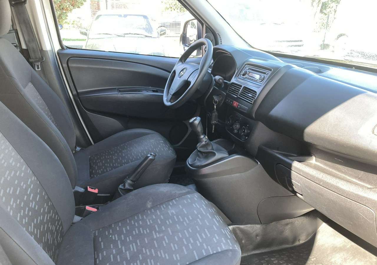 Foto del interior 1: Leasing de  Fiat Doblo Fiat Doblo 1,3 jtd ECO Flex chłodnia do leków 2013 Fiat Doblo Fiat Doblo 1,3 jtd ECO Flex chłodnia do leków 2013