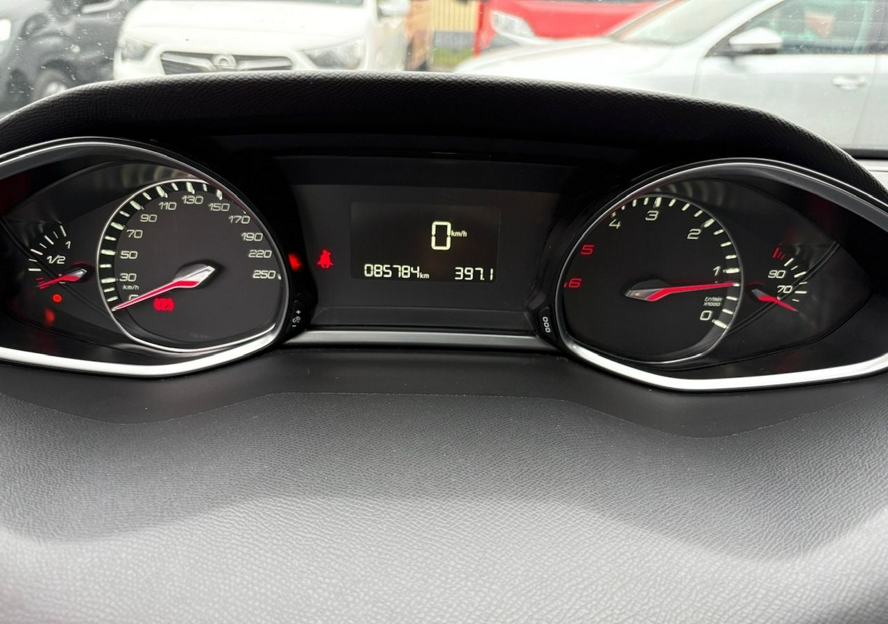 Hatchback Peugeot 308 II Peugeot 308 HB 1.6HDI 85tkm FullLed Navi Klima 2016: foto 20