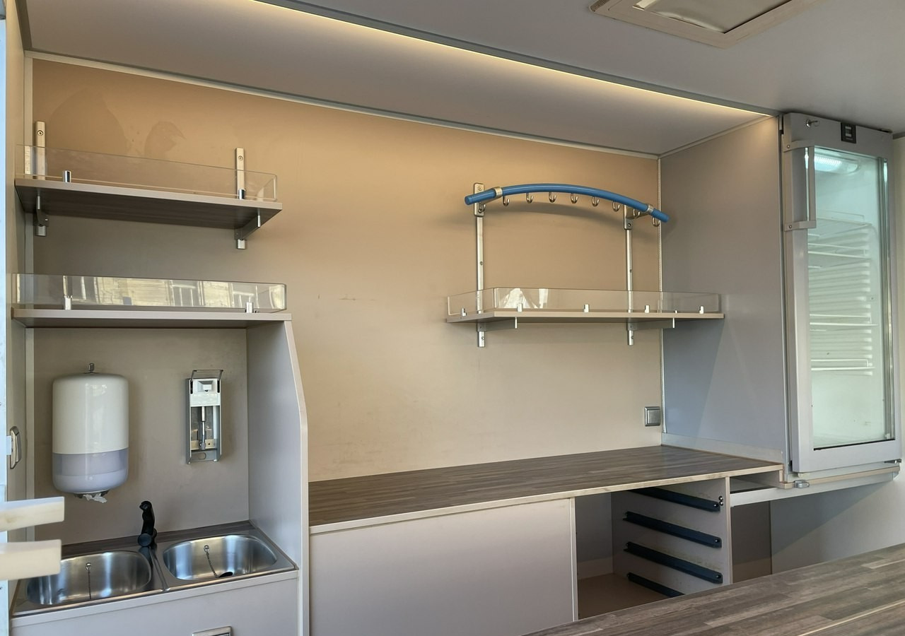 Camión tienda Renault Master Autosklep wędlin Gastronomiczny Food Truck Foodtruck Sklep Borco 201: foto 8 Camión tienda Renault Master Autosklep wędlin Gastronomiczny Food Truck Foodtruck Sklep Borco 201: foto 8