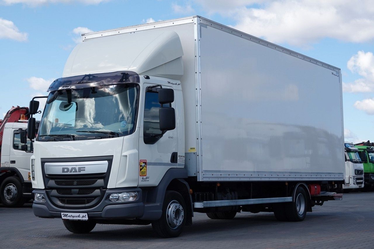 DAF LF 210 / KONTENER - 7 M / SOLÓWKA / WINDA DHOLLA - Camión caja cerrada: foto 1 DAF LF 210 / KONTENER - 7 M / SOLÓWKA / WINDA DHOLLA - Camión caja cerrada: foto 1